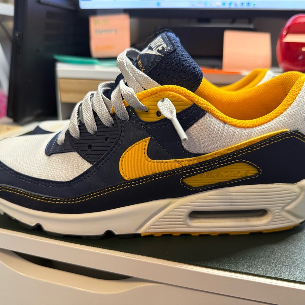 Nike Air Max in Navy and Gold